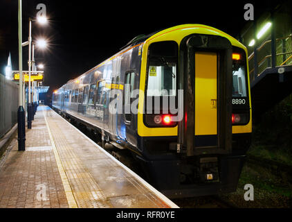 La British Rail Class 158 Express Sprinter a Chandlers Ford Railway Station, Chandlers Ford - vicino a Eastleigh - Hampshire, Inghilterra, Regno Unito. Foto Stock