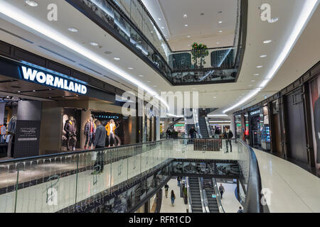 Berlino, Germania - 13 novembre 2018: le persone non riconosciuta di visitare il centro commerciale per lo shopping di Berlino. Berlino è la capitale e il tedesco più grande città sia dall area e Foto Stock