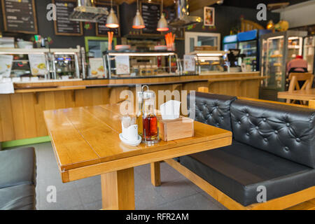 Interno di snack bar con mobili in legno Foto Stock