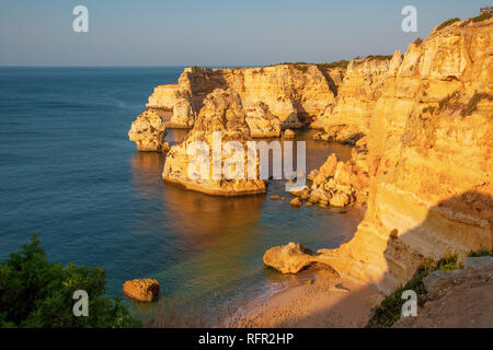 Praia da Marinha, Algarve, Portogallo. Seascape Foto Stock