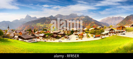 Francia, Chamonix, Ottobre 15, 2018: tipico ski resort villaggio delle Alpi al di sopra del distretto di Chamonix. Belle case in legno decorato con carv Foto Stock
