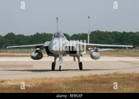 493Rd Fighter Squadron F-15C rullaggio dopo una sortita con la Royal Air Force durante un esercizio combinato a RAF Coningsby. Foto Stock