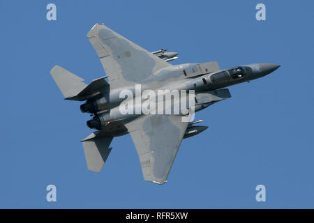 493Rd F-15C Eagle sovraelongazioni RAF Coningsby e rottura nel circuito durante un combinato di RAF/USAF esercitano su Lincolnshire airfield. Foto Stock