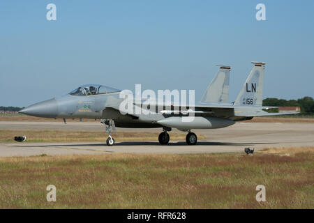 493Rd Fighter Squadron F-15C rullaggio dopo una sortita con la Royal Air Force durante un esercizio combinato a RAF Coningsby. Foto Stock