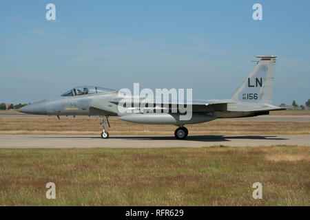 493Rd Fighter Squadron F-15C rullaggio dopo una sortita con la Royal Air Force durante un esercizio combinato a RAF Coningsby. Foto Stock