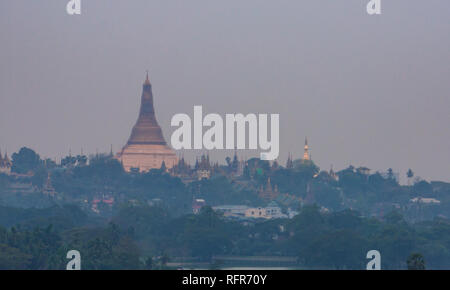 Serata piovosa con golden Shwedagon pagoda a distanza Foto Stock