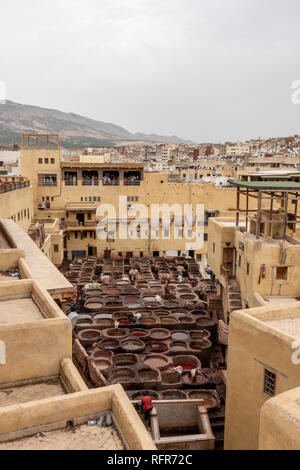 Una vista da sopra delle concerie di Fez, Marocco Foto Stock