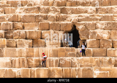 GIZA, Egitto - 19 novembre 2011: le guardie di sicurezza in ingresso alla Piramide di Giza in Egitto. Foto Stock