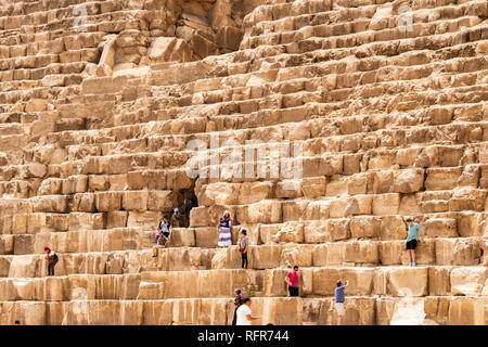 GIZA, Egitto - 19 novembre 2011: le guardie di sicurezza in ingresso alla Piramide di Giza in Egitto. Foto Stock