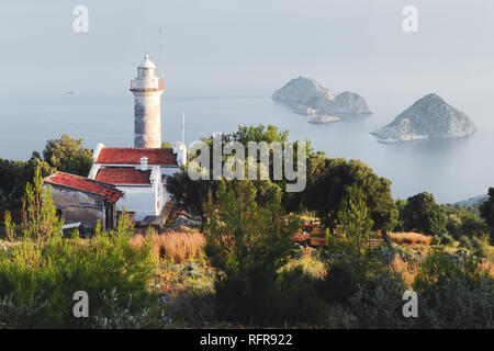 Suggestiva scena con faro di Capo Gelidonya e piccole isole nel mare Mediterraneo. Fotografia di paesaggi Foto Stock