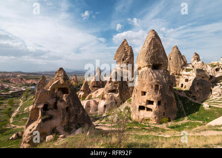 Il Castello di Uchisar in Cappadocia, Turchia. Cave Houses in coni colline di sabbia. Fotografia di paesaggi Foto Stock