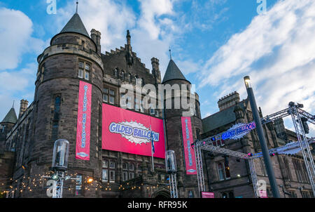 Il Fringe Festival luogo dorato di Ballon, Bristo Square, Vittoriano stile gotico Università di Edimburgo Teviot Row House Student Association, Scotland, Regno Unito Foto Stock