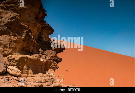 Enormi dune di sabbia con le persone in alto mostra la scala, Wadi Rum vallata desertica, Giordania, Medio Oriente Foto Stock