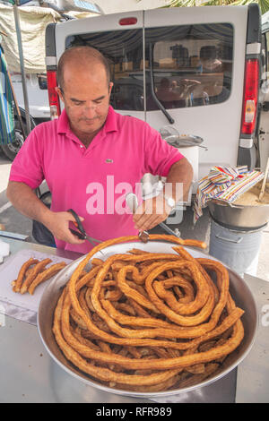 Padre e figlio preparazione churros in un mercato spagnolo Foto Stock