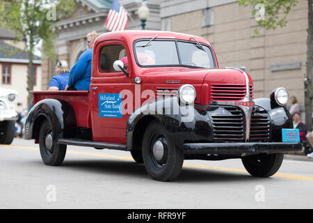 Stoughton Wisconsin, Stati Uniti d'America - 20 Maggio 2018: annuale parata norvegesi, un Dodge pickup truck, classic, scendendo la strada durante la sfilata Foto Stock