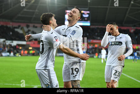 Swansea City's Barrie McKay (centro) punteggio celebra il suo lato del quarto obiettivo del gioco con Daniel James durante la FA Cup il quarto round in abbinamento al Liberty Stadium, Swansea. Foto Stock