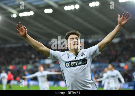 Swansea City è Daniel James celebra dopo Barrie McKay (non raffigurata) punteggi il suo lato del quarto obiettivo del gioco durante la FA Cup il quarto round in abbinamento al Liberty Stadium, Swansea. Foto Stock