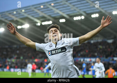 Swansea City è Daniel James celebra dopo Barrie McKay (non raffigurata) punteggi il suo lato del quarto obiettivo del gioco durante la FA Cup il quarto round in abbinamento al Liberty Stadium, Swansea. Foto Stock