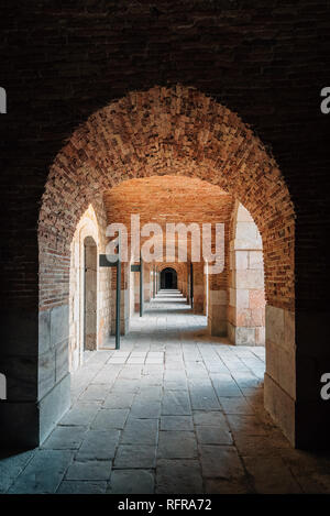 Archi presso il Castello di Montjuïc, a Barcellona, Spagna Foto Stock