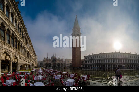 Vista panoramica sulla Piazza San Marco, Piazza San Marco, vuote con tavoli e sedie di un ristorante, inondati durante l'acqua alta Foto Stock