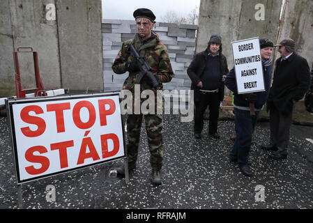 Un attore in military fatigues prende parte ad un anti-Brexit al rally di frontiera irlandese vicino Carrickcarnan, Co Louth, esprimendo la loro opposizione alla istituzione di un disco confine tra la Repubblica di Irlanda e Irlanda del Nord. Foto Stock