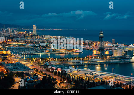 Notte paesaggio urbano in vista di Barcellona da Jardins del Mirador, sul promontorio di Montjuïc, a Barcellona, Spagna Foto Stock