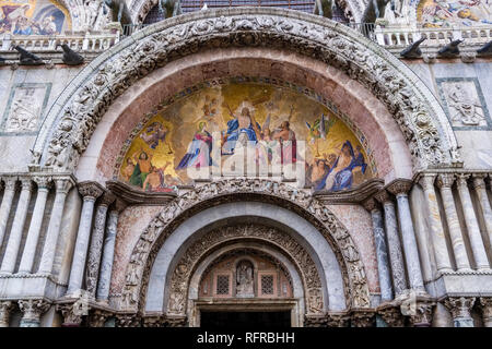 Cancello di ingresso della Basilica di San Marco e Basilica di San Marco, con incisioni rupestri e colorati dipinti a Piazza San Marco, Piazza San Marco Foto Stock