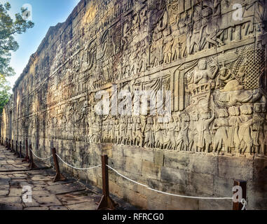 Il bassorilievo al tempio Bayon in Angkor Thom al mattino time. Siem Reap. Cambogia. Foto Stock