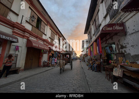 Kalesa carrozza sulla storica Calle Crisologo, Vigan, Ilocos Sur, Filippine Foto Stock