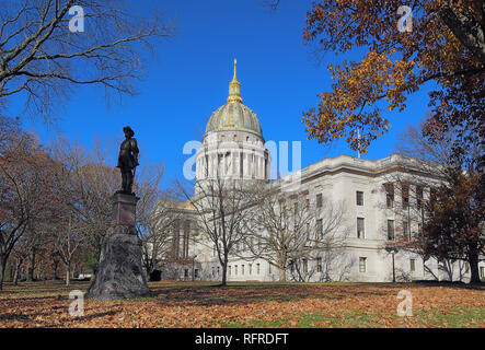 Storica statua e la cupola del West Virginia Capitol Building a Charleston contro una piaga blu cielo di autunno Foto Stock