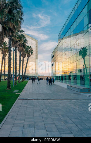 Edifici moderni a La Barceloneta, a Barcellona, Spagna Foto Stock