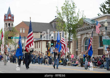 Stoughton Wisconsin, Stati Uniti d'America - 20 Maggio 2018: annuale parata norvegese, membri dell'boyscouts, marching portando bandiere nordamericane Foto Stock