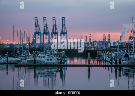 Una vista di una marina del porto di Tacoma come il sole tramonta. Foto Stock