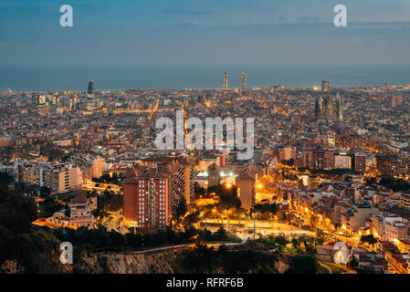 Notte cityscape vista dal bunker del Carmelo (Colina de la Rovira), a Barcellona, Spagna Foto Stock