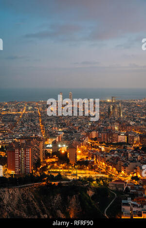 Notte cityscape vista dal bunker del Carmelo (Colina de la Rovira), a Barcellona, Spagna Foto Stock