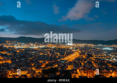 Notte cityscape vista dal bunker del Carmelo (Colina de la Rovira), a Barcellona, Spagna Foto Stock