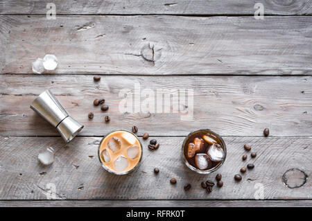 Bianco e nero russo cocktail con vodka e liquore al caffè e crema. In casa iced alcool nero Boozy Russo e White Russian drink con caffè b Foto Stock