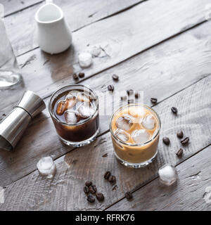 Bianco e nero russo cocktail con vodka e liquore al caffè e crema. In casa iced alcool nero Boozy Russo e White Russian drink con caffè b Foto Stock