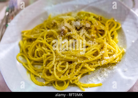 Primo piano della tipica pasta italiana piatto. Spaghetti alla carbonara Foto Stock