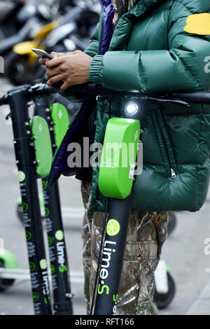 E-Scooter Limes a Parigi - Francia Foto Stock