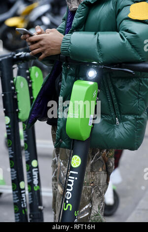 E-Scooter Limes a Parigi - Francia Foto Stock