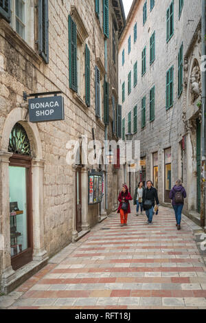 Kotor, Montenegro - Aprile 2018 : i turisti a piedi tra le strette strade di Kotor Old Town Foto Stock