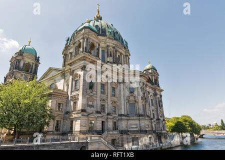 Berliner Cattedrale del Duomo esterno sulla isola dei musei a giornata di sole a Berlino, Germania. Foto Stock