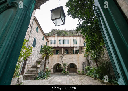 Kotor, Montenegro - Aprile 2018 : Biskupski Ordinarijat - Il Vescovo ordinario nella città vecchia di Kotor Foto Stock