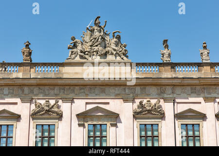 Zeughaus o vecchio arsenale scultura del tetto. Ora è il Museo Storico Tedesco a Berlino, Germania. Foto Stock