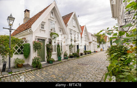 Stavanger centro storico (Gamle Stavanger) con bella e tradizionale, bianco case di legno. Stavanger, Norvegia Foto Stock