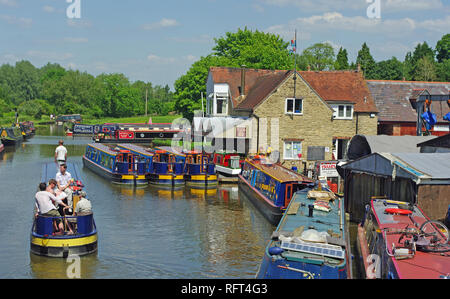 Imbarcazioni strette, Heyford inferiore, Wharf, Oxford Canal, Oxfordshire Foto Stock