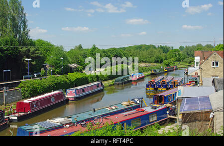 Imbarcazioni strette, Heyford inferiore, Wharf, Oxford Canal, Oxfordshire Foto Stock