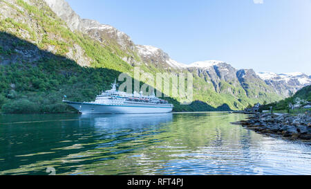In nave da crociera Naeroyfjord un Sito Patrimonio Mondiale dell'Unesco, vicino Gudvangen, Norvegia Foto Stock