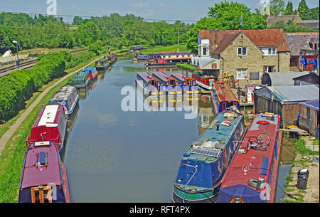 Imbarcazioni strette, Heyford inferiore, Wharf, Oxford Canal, Oxfordshire Foto Stock